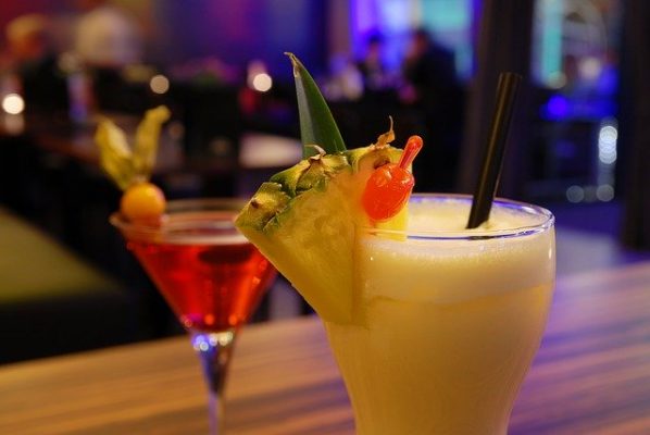 夫婦二人きりの旅行だからこそ、ラウンジやバーなどでお酒をたしなんで！